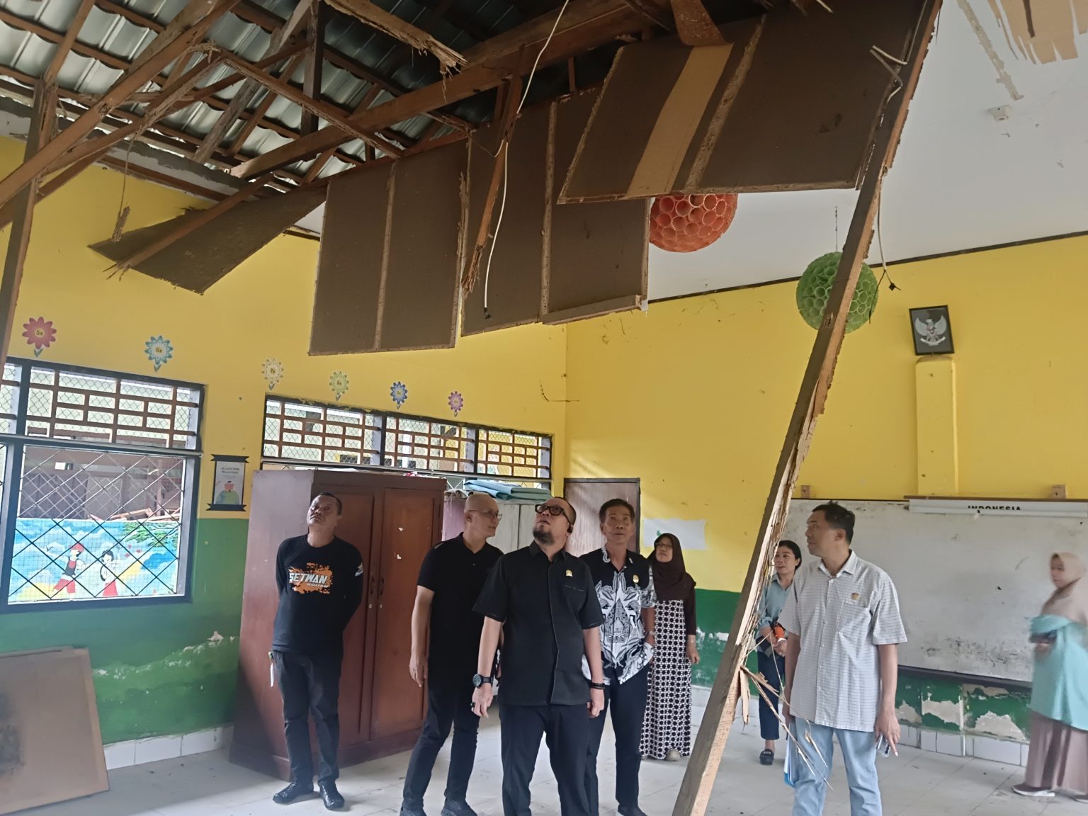 Miris, Siswa SDN 15 Salolo Belajar di Gudang Karena Ruang Kelas Rusak Parah