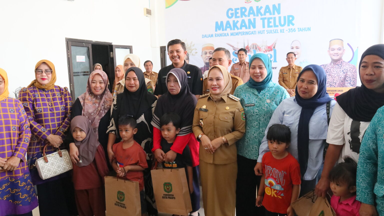 Walikota Palopo, Hj Naili Trisal mengikuti Gerakan Gemar Makan Telur untuk Anak-anak yang digelar di Aula Kantor Dinas Kesehatan Palopo