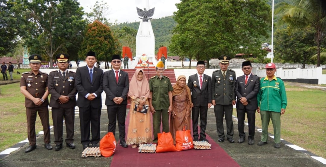 Plh Sekkot Waris Wakili Wali Kota Upacara Hari Pahlawan di TMP Salobulo, Ketua DPRD Bacakan Amanah Menteri Sosial