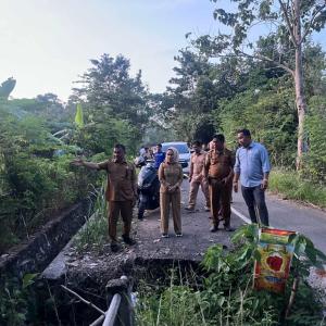 Lama Terputus, Legislator Demokrat Palopo Dampingi Walikota Tinjau Jembatan Penghubung Batu Walenrang dan Mancani